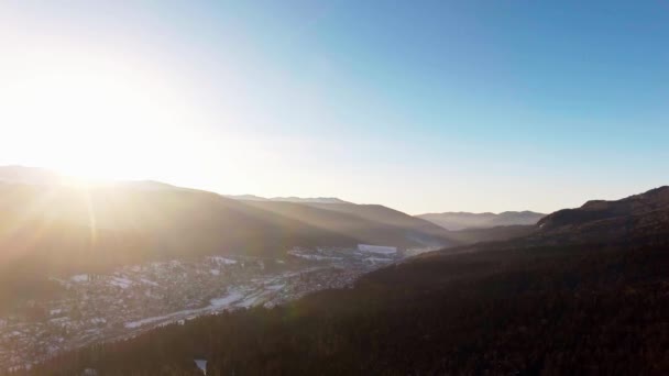 Wintersonnenaufgang über der Bergstadt — Stockvideo