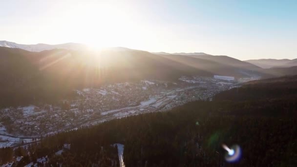 Amanecer de invierno sobre ciudad de montaña — Vídeos de Stock