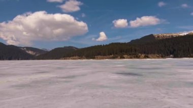 Mavi gökyüzü ile göl donmuş dağ