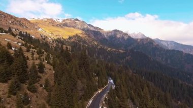 dağ yolundan karlı dağlarda Bucegi