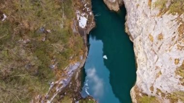 Scropoasa göl kenarında eski baraj