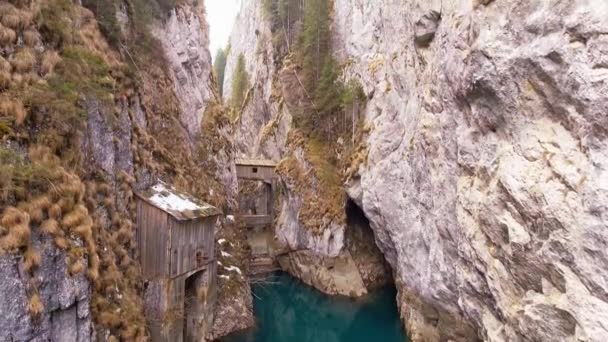 Antigua presa en el lago Scropoasa — Vídeo de stock