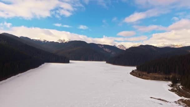 Havas csúcsok a fák és a hegyi tó Bolboci — Stock videók