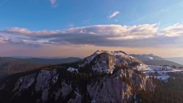 Mountain antenn skott vid solnedgången — Stockvideo