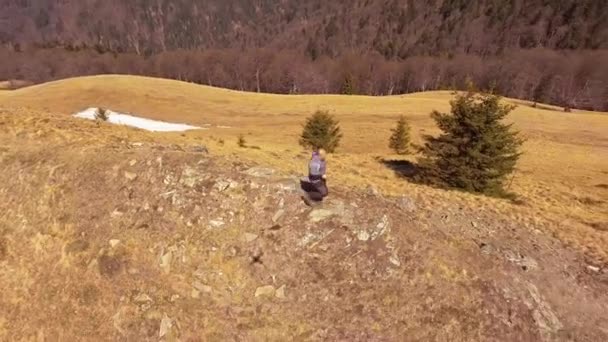 Runer dağın izinde — Stok video
