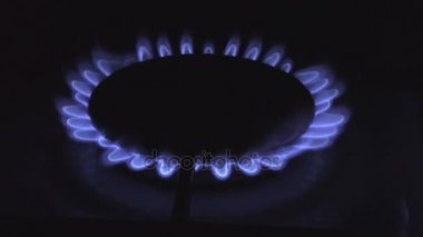 yanan bir gaz sobası mutfakta