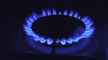 yanan bir gaz sobası mutfakta