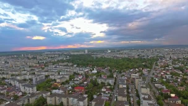 Blick auf die Skyline der Stadt bei Sonnenuntergang auf dem Dach — Stockvideo