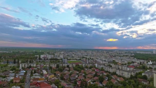 Tetőtéri naplementét kilátás nyílik a városra — Stock videók