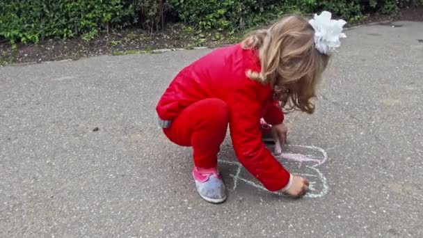 Niña en el patio — Vídeos de Stock