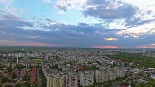 Blick auf die Skyline der Stadt bei Sonnenuntergang auf dem Dach — Stockvideo