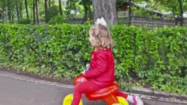 Çocuk parkındaki küçük kız