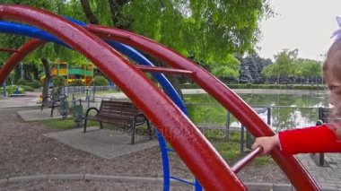 Çocuk parkındaki küçük kız