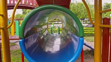 Çocuk parkındaki küçük kız