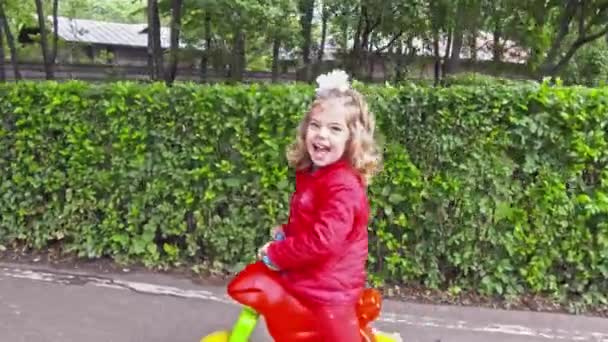 Маленькая девочка на детской площадке — стоковое видео