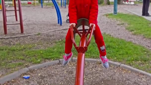 Kleines Mädchen auf Spielplatz — Stockvideo