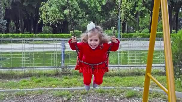 Kislány a játszótéren — Stock videók