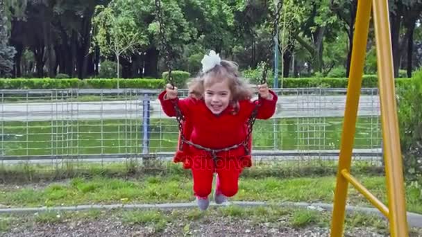 Bambina nel parco giochi — Video Stock