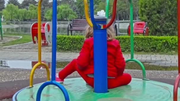 Dziewczynka na placu zabaw — Wideo stockowe