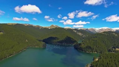Panoramik manzaralı muhteşem Bucegi sıradağlarının eteklerinde göl üzerinden