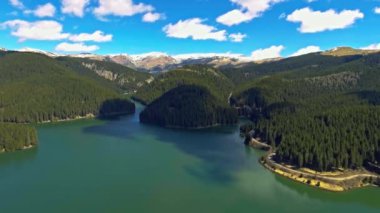 Panoramik manzaralı muhteşem Bucegi sıradağlarının eteklerinde göl üzerinden