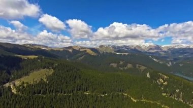 Zig zag dağ yolu bulutlu bir günde