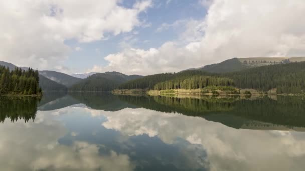 Majestuoso paisaje montañoso. Reflejo de montañas en el lago — Vídeos de Stock