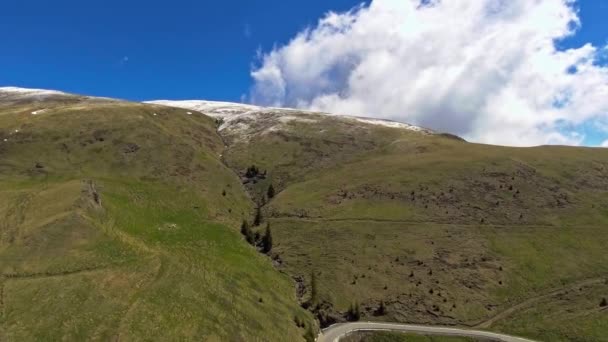 Zig zag route de montagne dans une journée nuageuse — Video