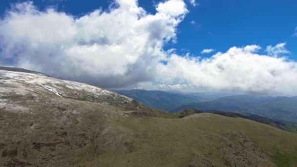 Zig zag carretera de montaña en un día nublado — Vídeo de stock