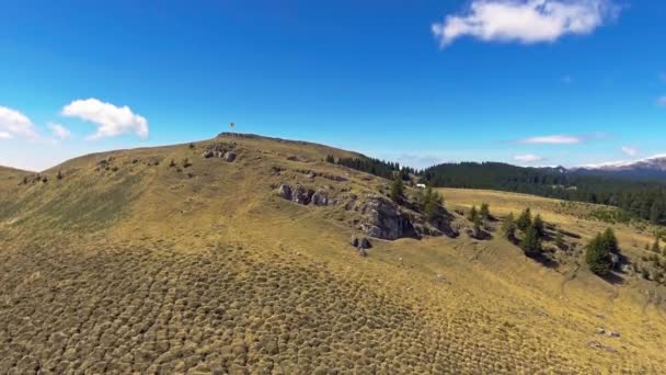 Bandera de Rumania en la cima de la montaña — Vídeos de Stock