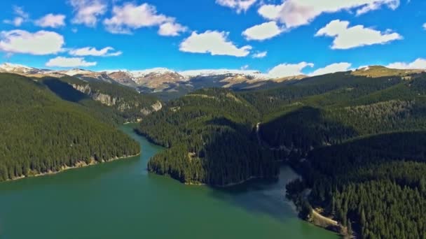 Vista panorámica desde la orilla del lago en las estribaciones de la magnífica cordillera Bucegi — Vídeo de stock