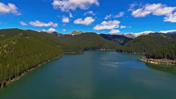 Vista panorámica desde la orilla del lago en las estribaciones de la magnífica cordillera Bucegi — Vídeo de stock