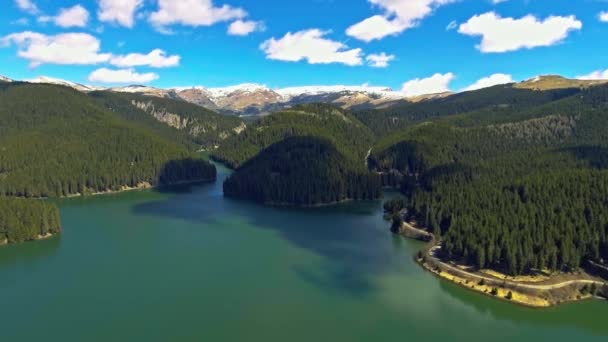 Vista panorâmica do lago no sopé da magnífica cordilheira de Bucegi — Vídeo de Stock