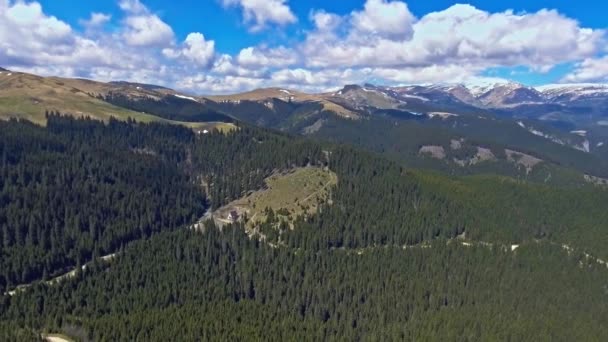 Zig zag bergsväg i en molnig dag — Stockvideo