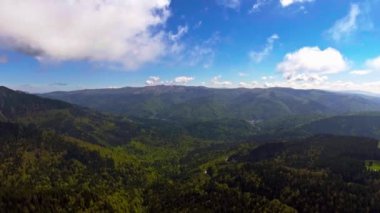 Zig zag dağ yolu bulutlu bir günde