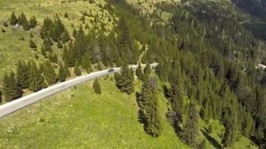 Zig zag dağ yolu bulutlu bir günde