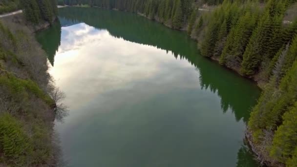 Panoramablick vom Seeufer am Fuße des herrlichen Bucegi-Gebirges — Stockvideo