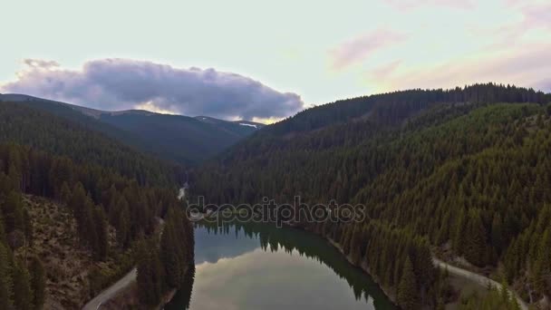 Vista panoramica dal lungolago ai piedi della magnifica catena montuosa di Bucegi — Video Stock