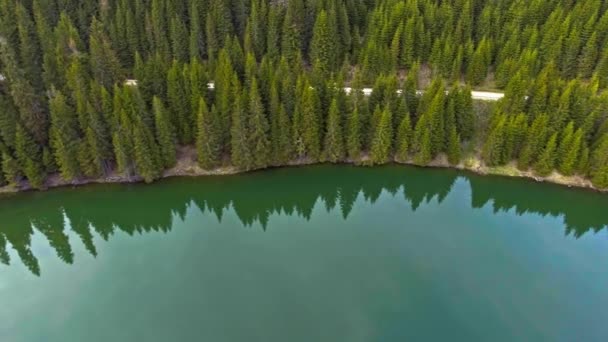 Panoramik manzaralı muhteşem Bucegi sıradağlarının eteklerinde göl üzerinden — Stok video