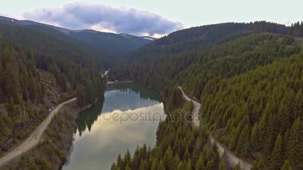 Panoramik manzaralı muhteşem Bucegi sıradağlarının eteklerinde göl üzerinden — Stok video