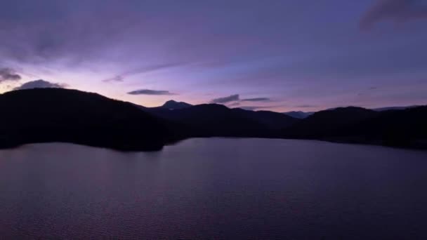 Panoramisch uitzicht vanaf de oever aan de voet van de prachtige bergketen van Bucegi — Stockvideo