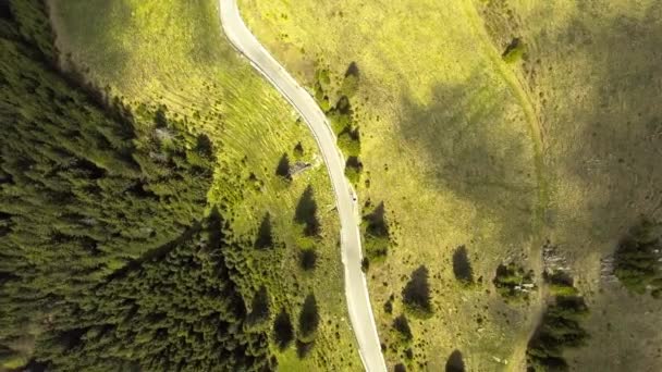 阴天的曲折曲折山路 — 图库视频影像