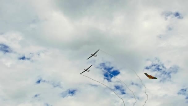 Глайдер, летящий на голубом небе — стоковое видео