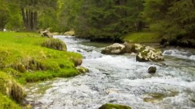 Ağır çekim dağ şelale