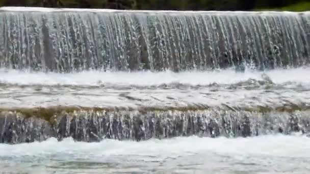 缓慢运动的山瀑布 — 图库视频影像