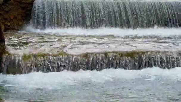 Zeitlupe des Bergwasserfalls — Stockvideo