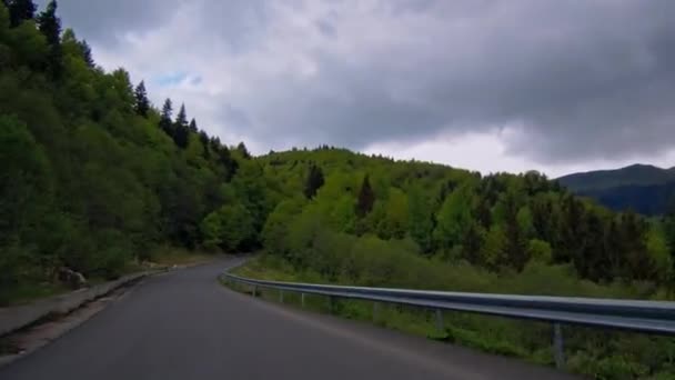 Frühlingsstraße in den Bergen — Stockvideo