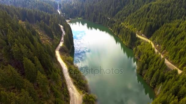 Górskie jezioro lustro — Wideo stockowe