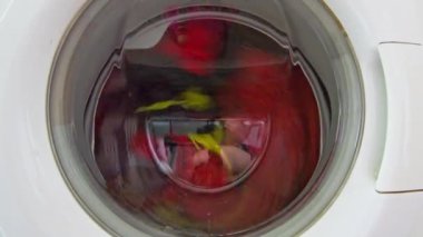 Çamaşır makinesi dönüyor.