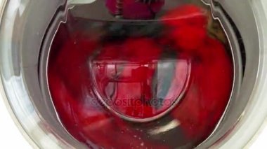 Çamaşır makinesi dönüyor.